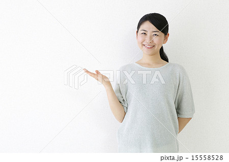 笑顔で案内する女性　　　　　　　　　　 15558528