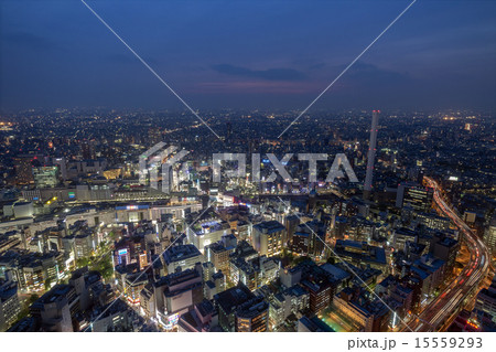 サンシャイン60展望台から見た池袋駅と首都高速の夜景 15559293