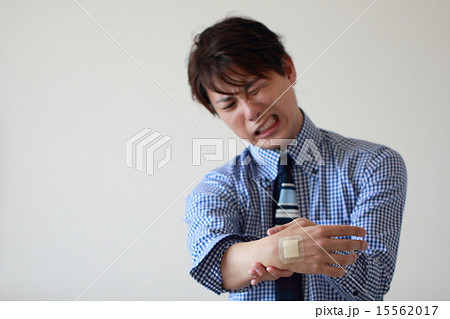 男性1人 (ビジカジ 怪我 会社員 サラリーマン 患者 ケガ 患者 処置 手当て) 15562017