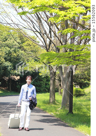 男性1人 (ビジカジ 出張 キャリーケース トランク ビジネスマン 仕事 旅行) 15562093