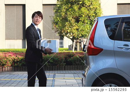 営業 運転免許 仕事 スーツ 車 男性 軽自動車 運転手 サラリーマン ビジネスマン の写真素材