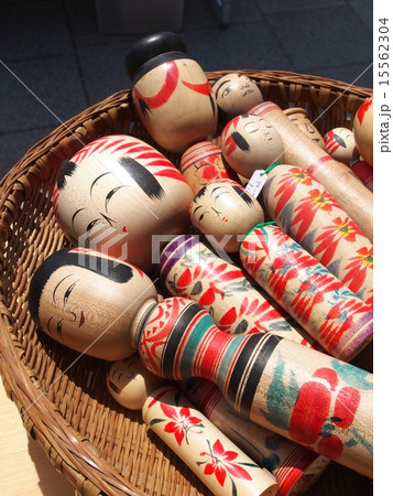 蚤の市で売られるこけし 15562304