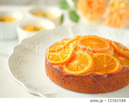 オレンジケーキのティータイム 横位置 の写真素材