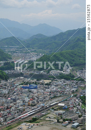 富士山をバックに岩殿山から見下ろす大月駅周辺の風景 15562875