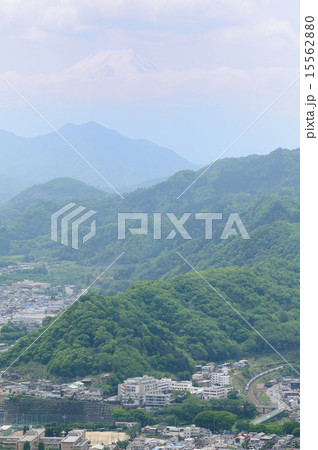 富士山をバックに岩殿山から見下ろす大月駅周辺の風景と列車 富士山をバックに岩殿山から見下ろす大月駅周辺の風景と列車 15562880