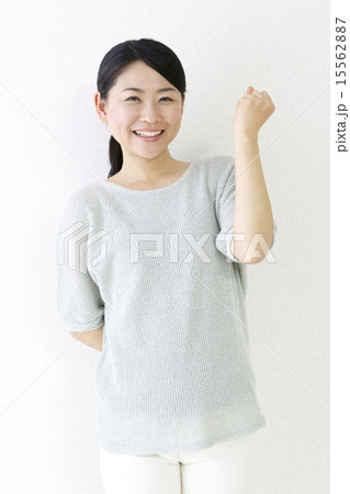 応援する女性　　　　　　 15562887