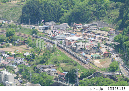 岩殿山から俯瞰した中央線を走る特急スーパーあずさの写真素材