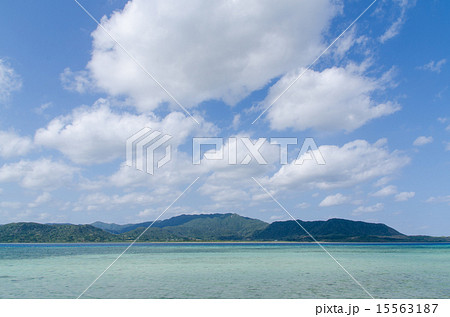 沖縄県　小浜島　細崎から見る西表島 15563187