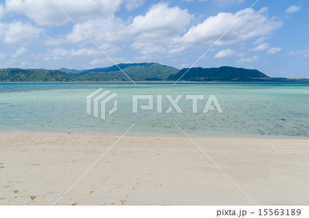 沖縄県　小浜島　細崎から見る西表島 15563189