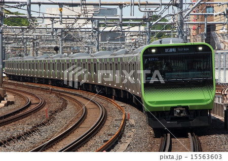 試験運行を行う山手線E235系電車 試験運行を行う山手線E235系電車 15563603