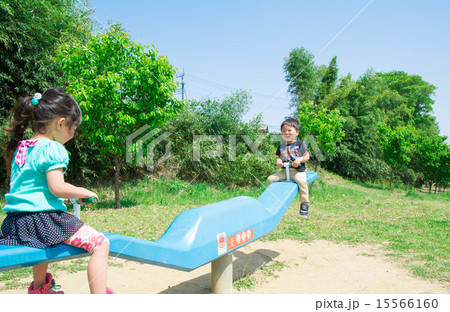 シーソーで遊ぶ子供 15566160