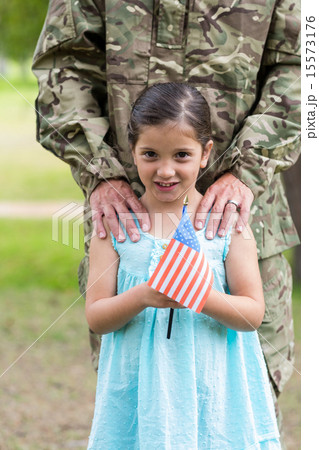 Soldier reunited with his daughter 15573176