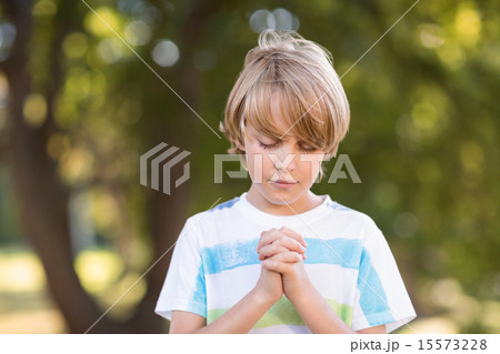 Little boy saying his prayers 15573228