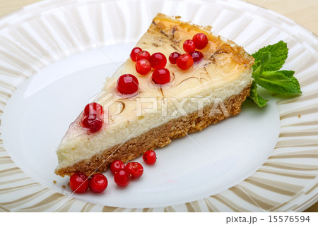 Cheesecake with berries and mint 15576594