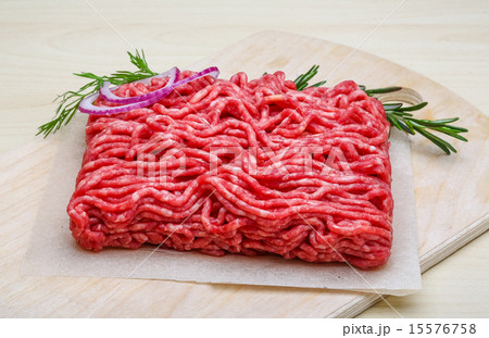 Raw beef minced meat 15576758