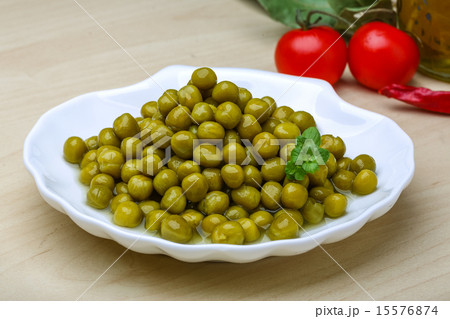 Green canned peas 15576874