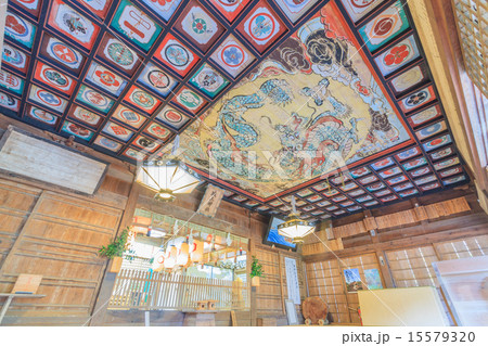 城上神社の拝殿の天井に描かれた鳴き龍の写真素材