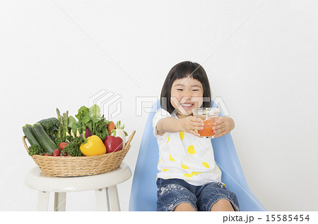 野菜大好き 野菜ジュースを飲む子供 野菜大好き 野菜ジュースを飲む子供 15585454