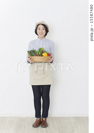 カフェスタイルで野菜を持つ若い女性 カフェスタイルで野菜を持つ若い女性 15587480