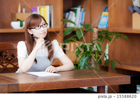 部屋で文字を書く女性（No.187） 15588620