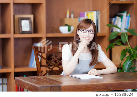 部屋で文字を書く女性（No.192） 15588624