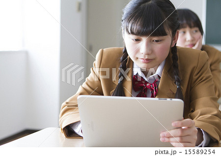 ipadを使う女子中学生 15589254