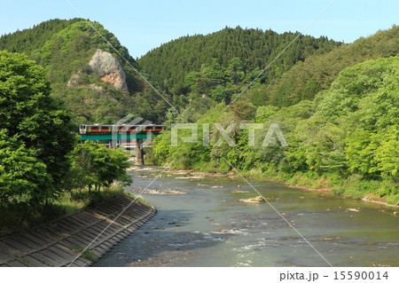 水郡線「矢祭山の新緑と久慈川俯瞰風景」 水郡線「矢祭山の新緑と久慈川俯瞰風景」 15590014