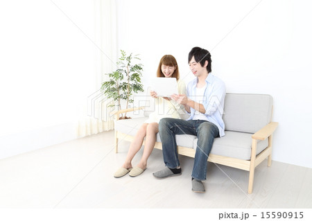 リビングでパソコンを見るカップル 15590915