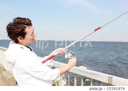 男性1人 カジュアル 釣り アウトドア レジャー 趣味 休日 投げ釣り 海釣り の写真素材