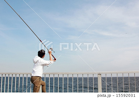 男性1人 カジュアル 釣り アウトドア レジャー 趣味 休日 投げ釣り 海釣り の写真素材