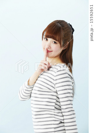 しーをする女性 15592651