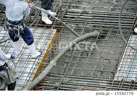 建設作業:コンクリート打ち 建設作業:コンクリート打ち 15592776