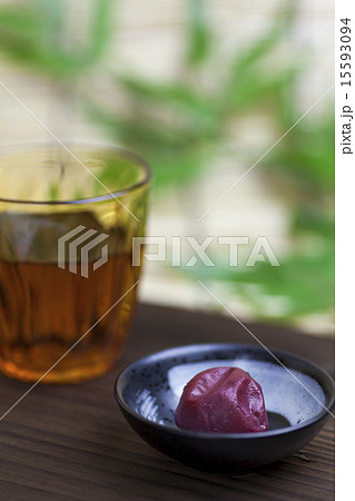 梅干しと麦茶 15593094