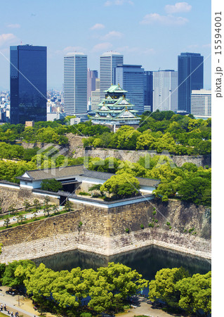 新緑の大阪城と周辺の街並み 新緑の大阪城と周辺の街並み 15594001