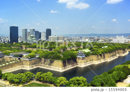 新緑の大阪城と周辺の街並み 新緑の大阪城と周辺の街並み 15594003