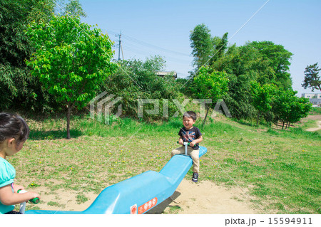 シーソーで遊ぶ子供 15594911