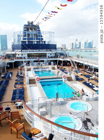 豪華客船の甲板で日光浴する人々 の写真素材