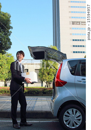 営業 運転免許 仕事 スーツ 車 (男性 軽自動車 運転手 サラリーマン ビジネスマン) 15594957