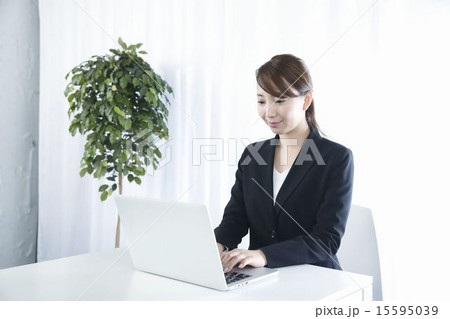 働く女性 15595039