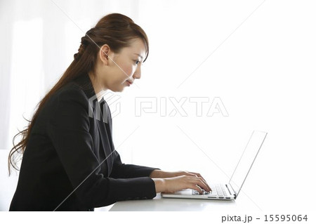 働く女性 15595064