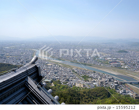 岐阜城から眺める岐阜城下町と長良川 15595212