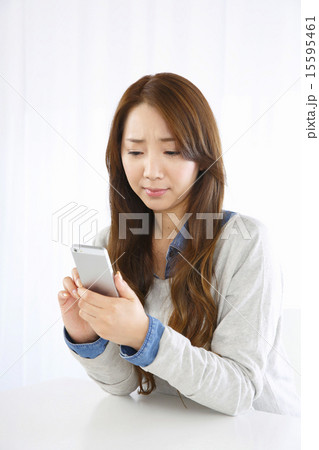 スマホ　困った女性 15595461