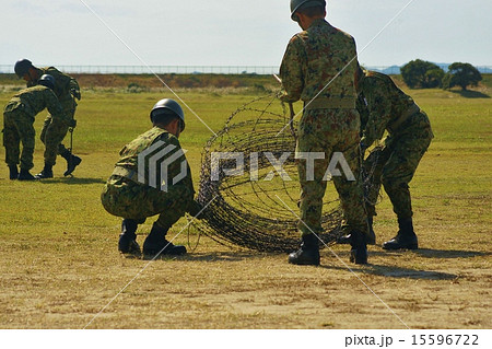 陸上自衛隊　鉄条網設置 15596722