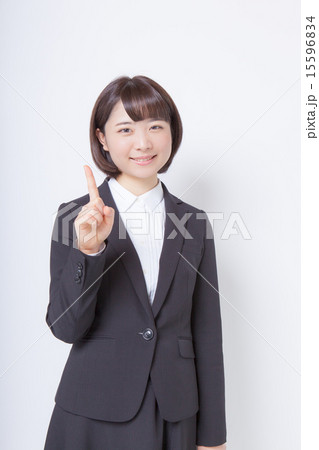 指差しするスーツの女性 指差しするスーツの女性 15596834