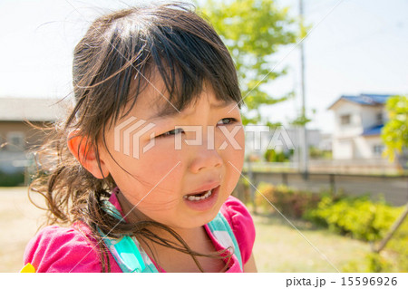 涙を流す女の子 涙を流す女の子 15596926