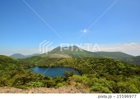 霧島連山白鳥山から望む「韓国岳(からくに岳)と硫黄山と白紫池(びゃくし池)」 霧島連山白鳥山から望む「韓国岳(からくに岳)と硫黄山と白紫池(びゃくし池)」 15596977