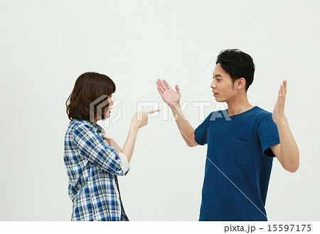 喧嘩をする若い二人 喧嘩をする若い二人 15597175