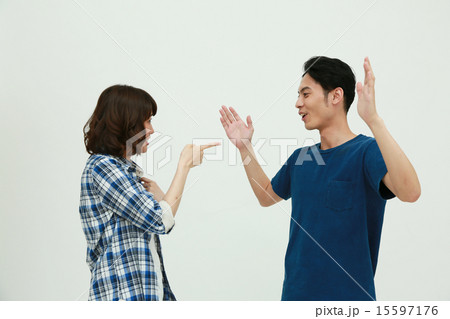 喧嘩をする若い二人 喧嘩をする若い二人 15597176