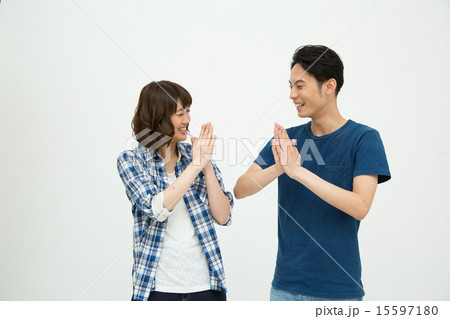 仲直りするカップル 15597180