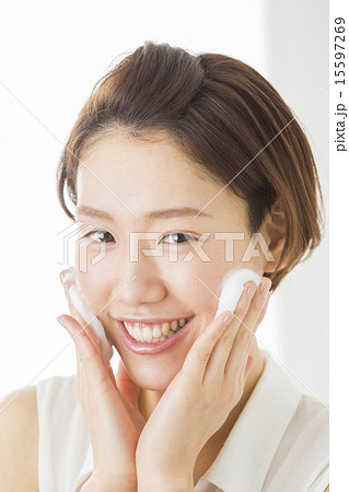 ビューティーイメージ　洗顔する若い女性 15597269
